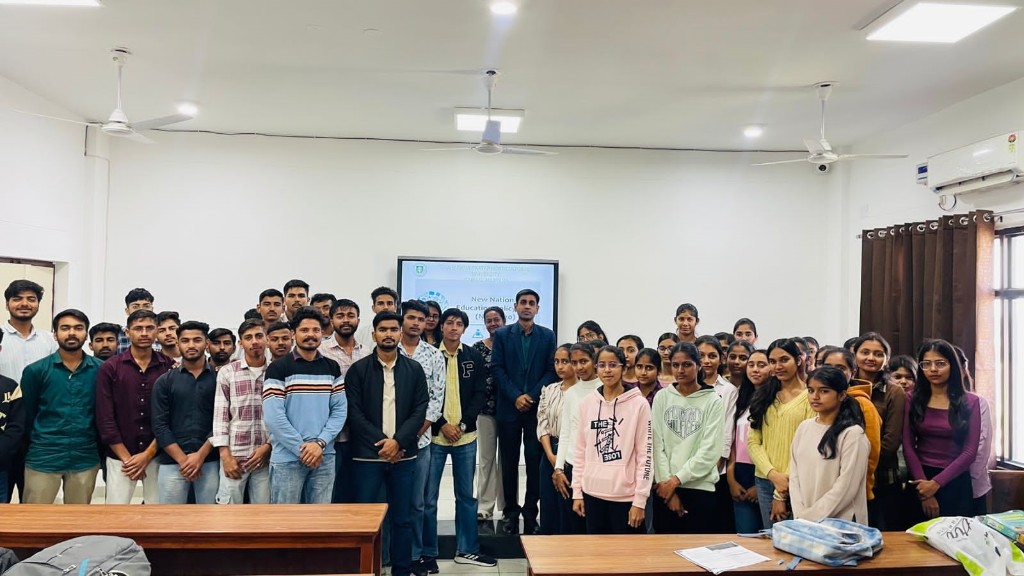 Undergraduate students and faculty group photo